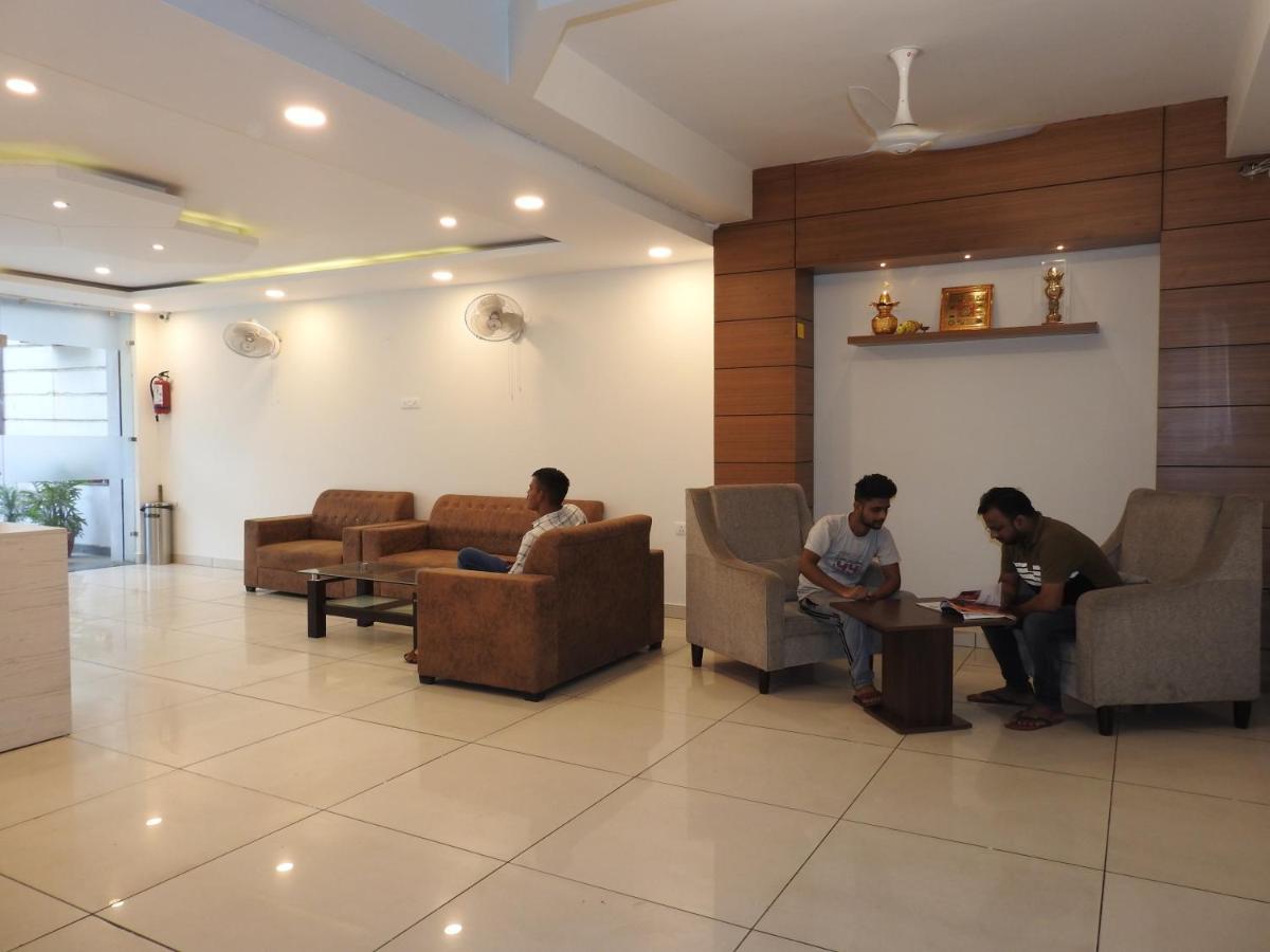 อากาศ เรซิเดนซี Hotel เดห์ราดุน ภายนอก รูปภาพ