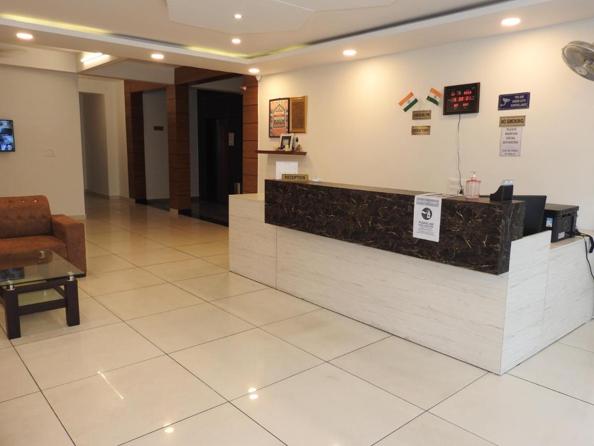 อากาศ เรซิเดนซี Hotel เดห์ราดุน ภายนอก รูปภาพ