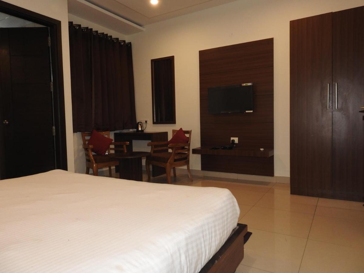 อากาศ เรซิเดนซี Hotel เดห์ราดุน ภายนอก รูปภาพ