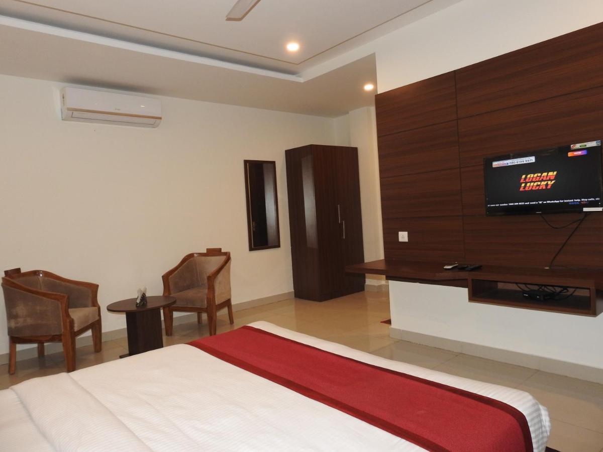 อากาศ เรซิเดนซี Hotel เดห์ราดุน ภายนอก รูปภาพ