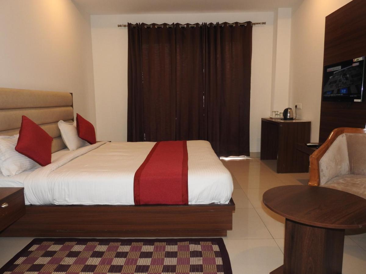 อากาศ เรซิเดนซี Hotel เดห์ราดุน ภายนอก รูปภาพ