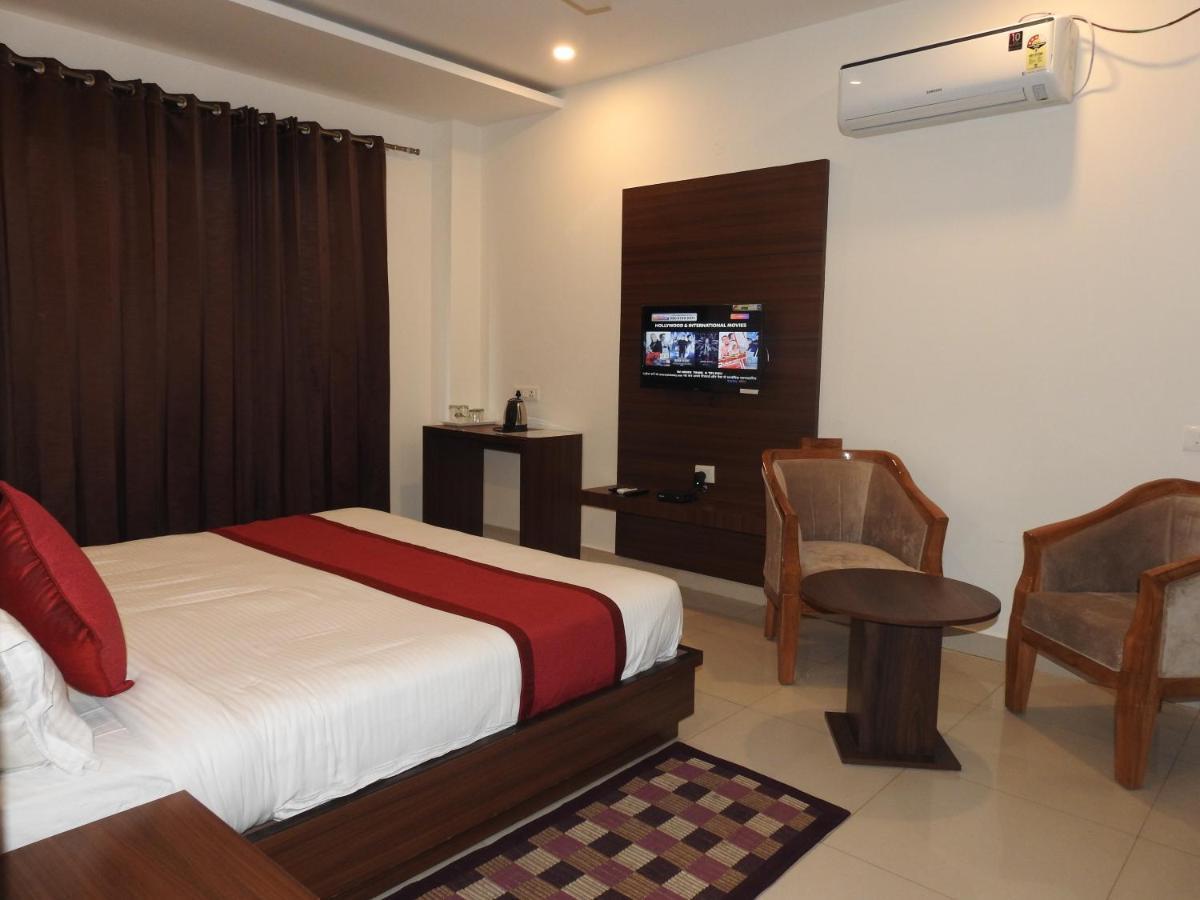 อากาศ เรซิเดนซี Hotel เดห์ราดุน ภายนอก รูปภาพ