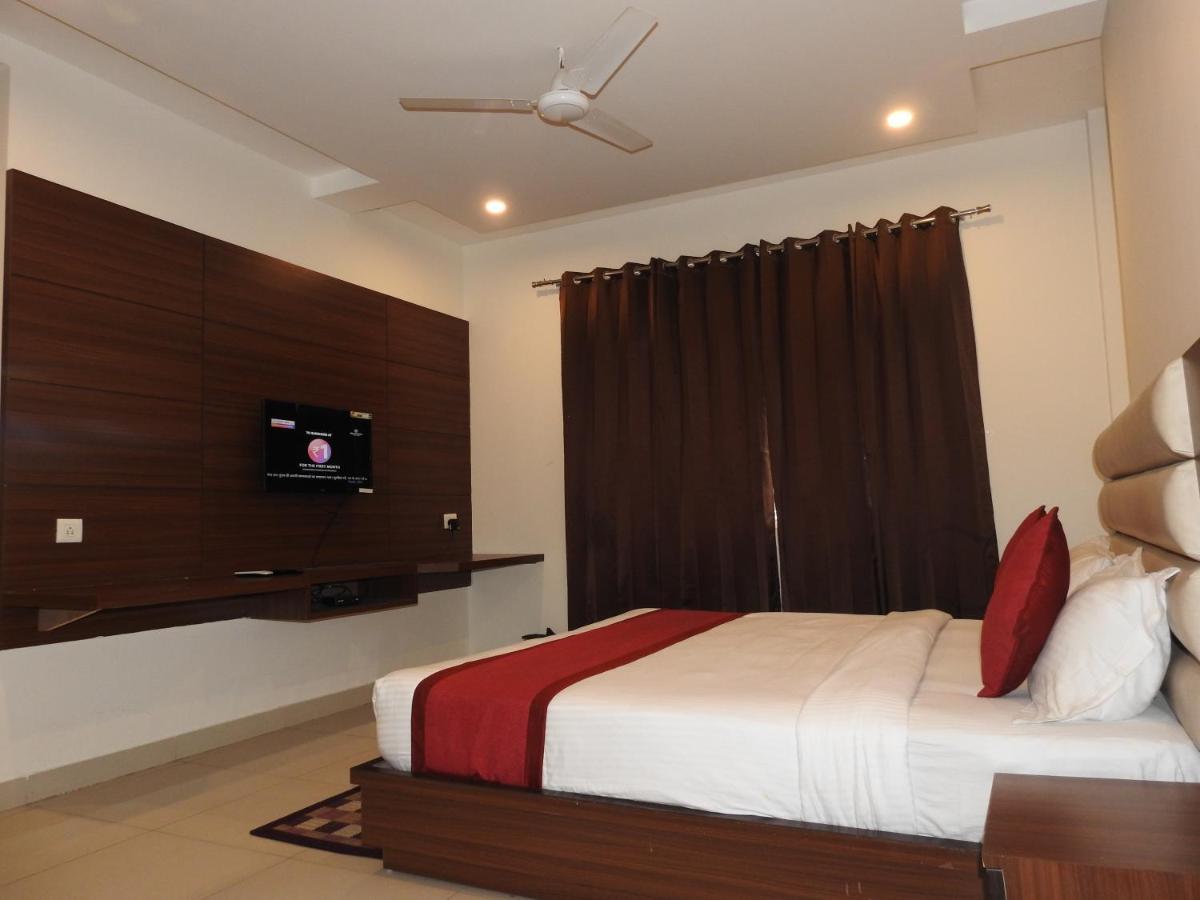 อากาศ เรซิเดนซี Hotel เดห์ราดุน ภายนอก รูปภาพ