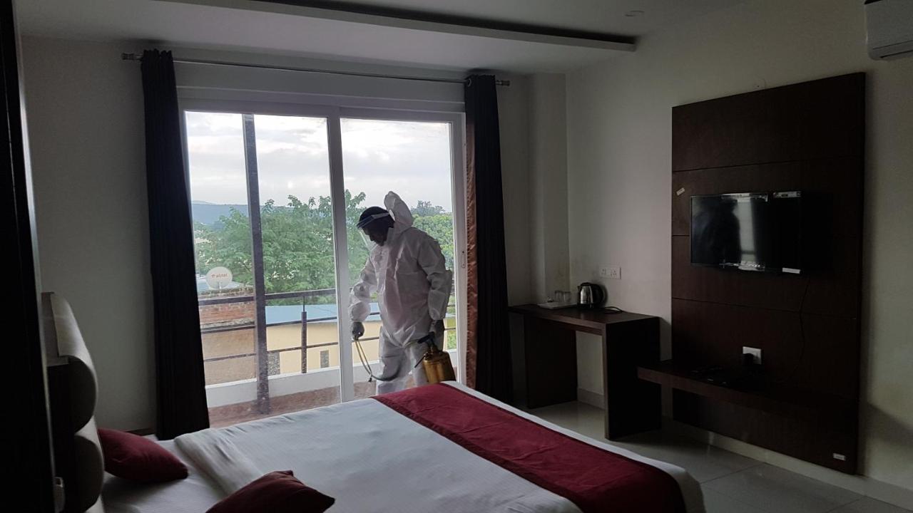 อากาศ เรซิเดนซี Hotel เดห์ราดุน ภายนอก รูปภาพ