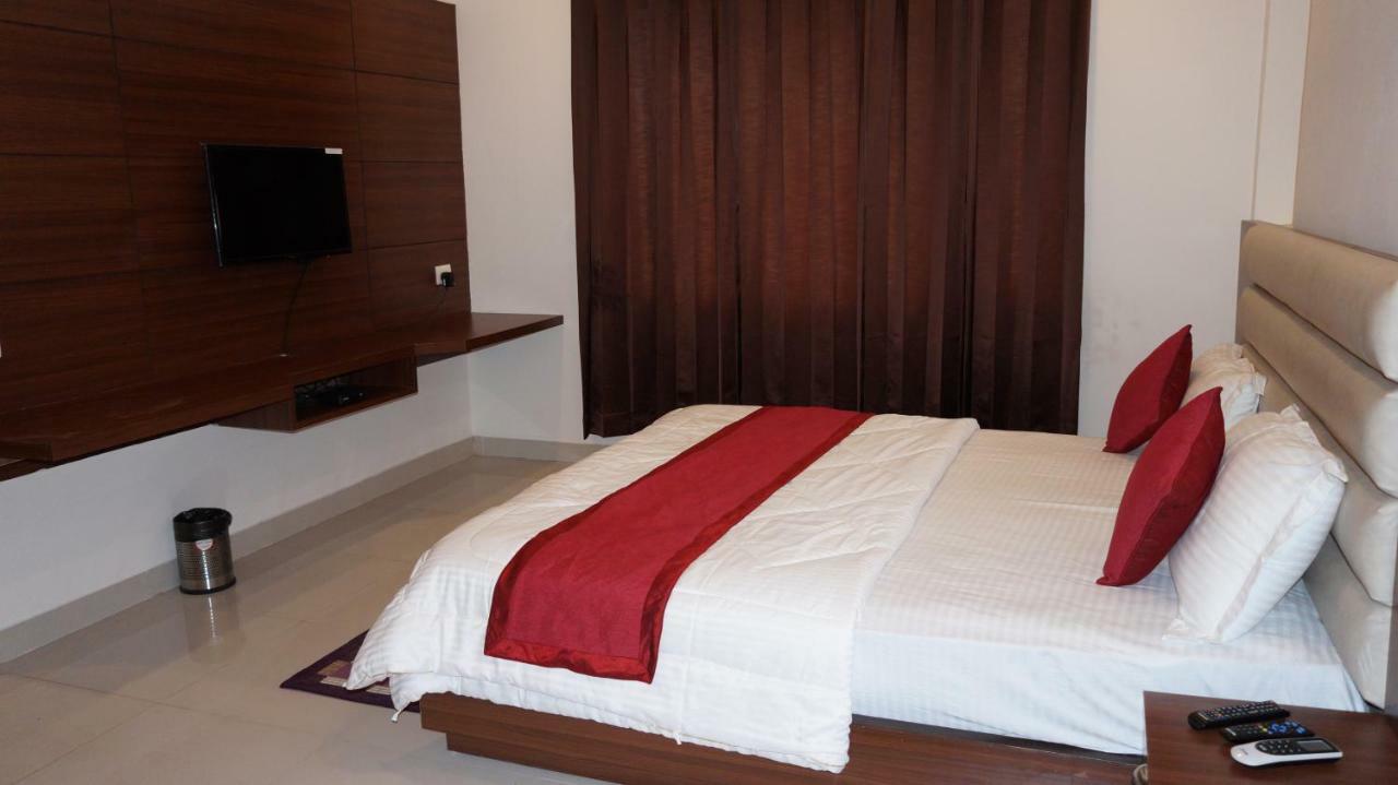 อากาศ เรซิเดนซี Hotel เดห์ราดุน ภายนอก รูปภาพ