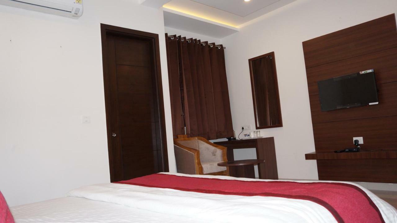 อากาศ เรซิเดนซี Hotel เดห์ราดุน ภายนอก รูปภาพ
