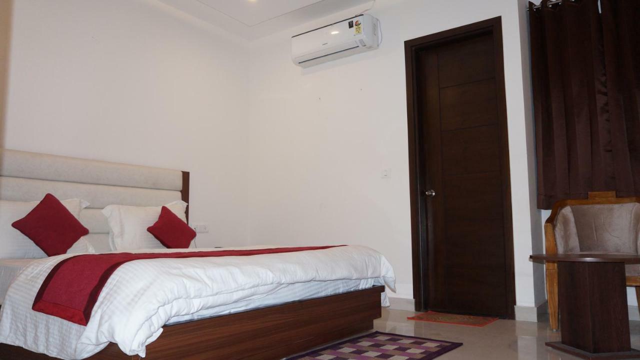 อากาศ เรซิเดนซี Hotel เดห์ราดุน ภายนอก รูปภาพ