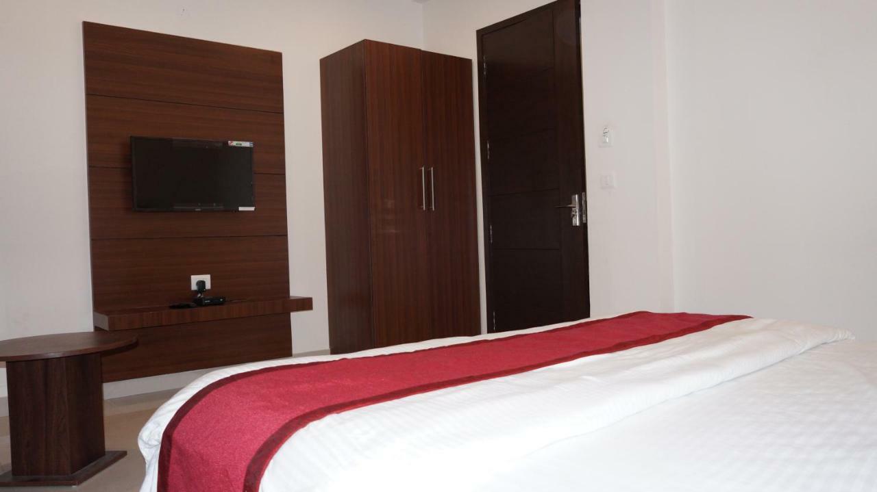 อากาศ เรซิเดนซี Hotel เดห์ราดุน ภายนอก รูปภาพ